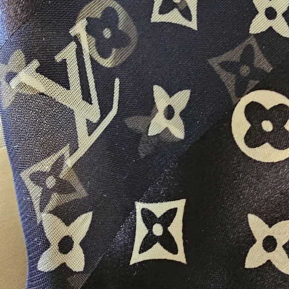 Fashion Louis Vuitton Black and Cream Monogram Silk Scarf Pre-owned - Picture 5 of 6